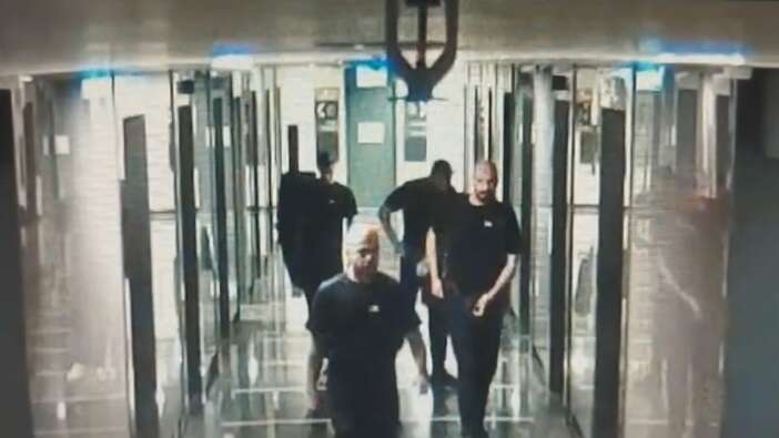 Uyuşturucu satarken yakalandı! Rezidans baskınında gitar kılıfında Kalaşnikof bulundu