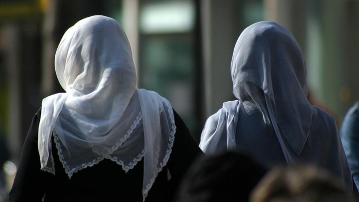 28 Şubat karanlığı KKTC'de! Güney’de serbest, Kuzey’de başörtüsü yasaklandı!