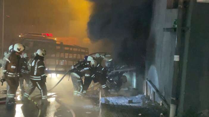 Yoğun duman mahalleyi kapladı! Kağıthane’de matbaa deposunda yangın paniği