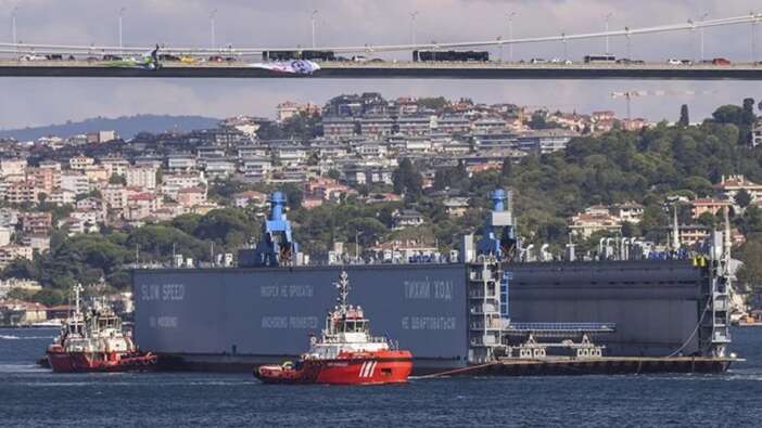 İstanbul Boğazı’nda tehlike! Makine arızası yaşayan kargo gemisi güvenli limana çekildi