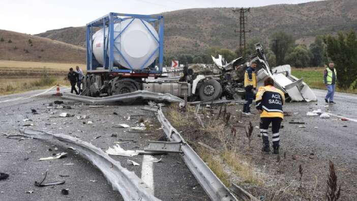 Korkunç kaza! Sivas’ta yolcu otobüsüyle TIR çarpıştı: 20 yaralı