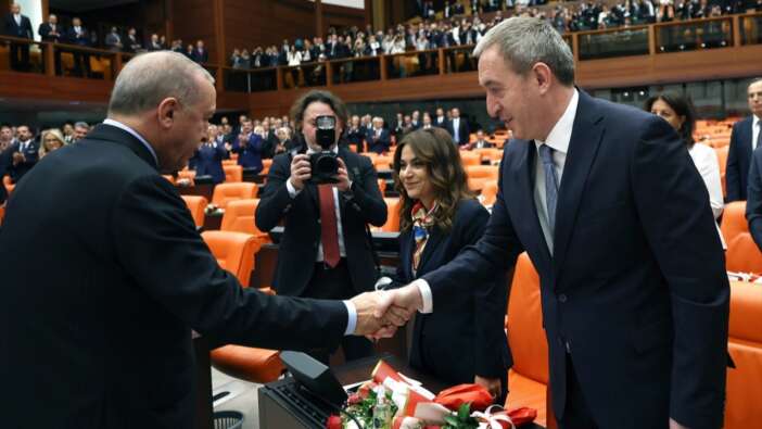Erdoğan’dan Meclis açılışında dikkat çeken jest: İlk olarak DEM Partili vekillerle tokalaştı!