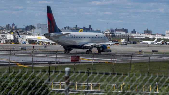 New York’ta dehşet anları! Delta Hava Yolları’na ait iki uçak pistte çarpıştı: Kokpit camı paramparça oldu