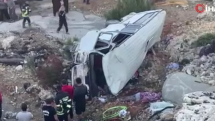 Mersin'de tarım işçilerini taşıyan minibüs şarampole yuvarlandı! 5 ölü, 14 yaralı var! İşte olay yerinden ilk görüntüler