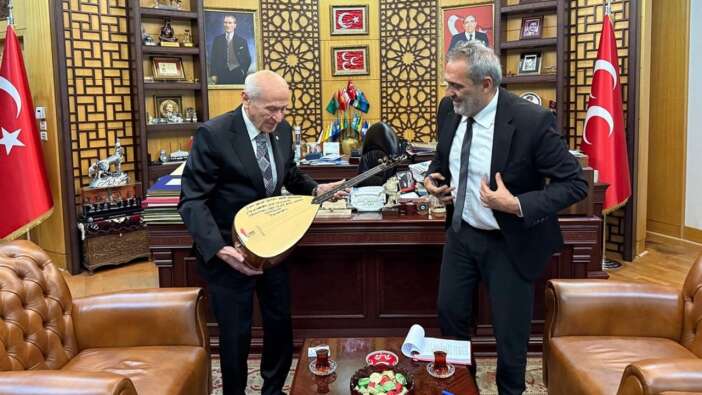 Yavuz Bingöl'den sürpriz ziyaret! Önce alevi deyişi çaldı, sonra o sazı Devlet Bahçeli'ye hediye etti