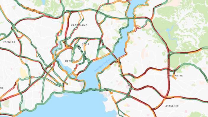 İstanbul’da yağmur trafiği felç etti! Yoğunluk yüzde 80’i aştı...