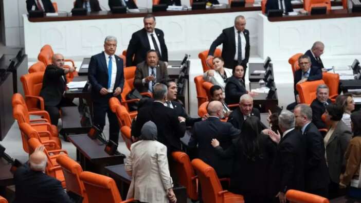 Meclis’te kavga çıktı: TBMM'de arbede! İYİ Parti ve DEM Partili vekiller birbirine girdi