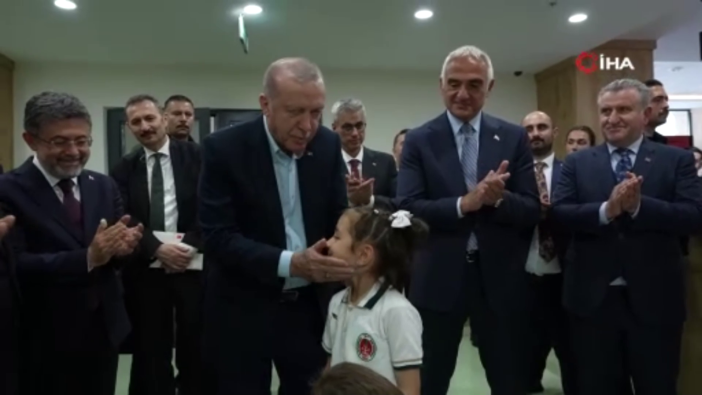 Rize Çay'da duygusal anlar! Minik öğrenci Cumhurbaşkanı Erdoğan'a Mescid-i Aksa şiiri okudu