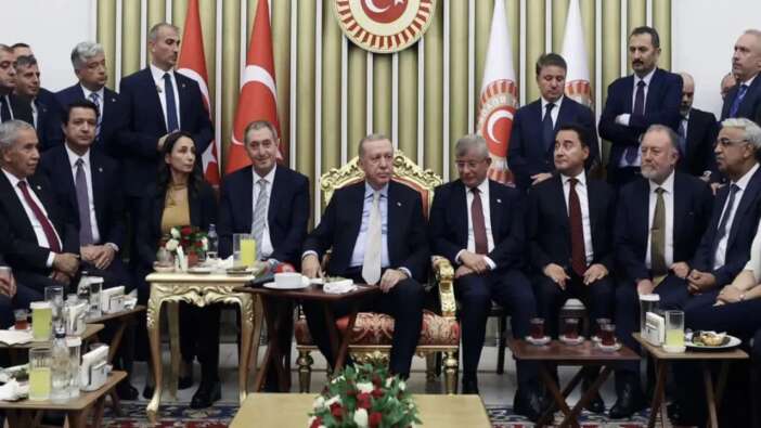 Erdoğan'la fotoğrafı gündem olmuştu! Ahmet Davutoğlu eleştirilere ateş püskürdü: Asla boyun eğmeyeceğiz!