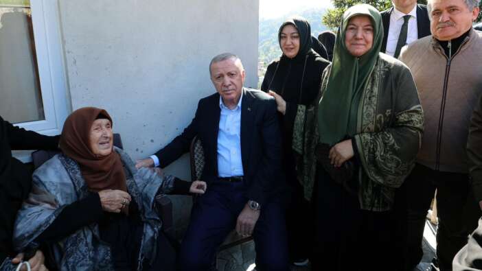 Cumhurbaşkanı Erdoğan memleketi Rize’de! Komşularıyla sohbet etti, Ayder’de incelemelerde bulundu