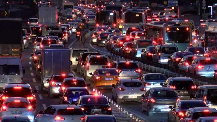 Resmen çile! İstanbul'da trafik kilit! İşte en yoğun güzergahlar...