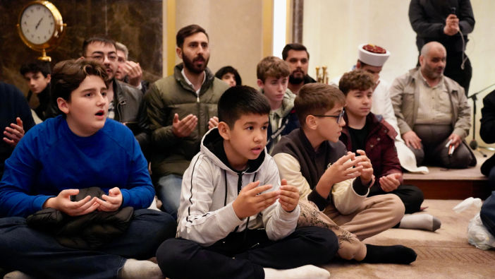 TÜGVA’lı gençler Taksim Camii’nde sabah namazında buluştu! Göğe tekbir ve salavat sesleri yükseldi