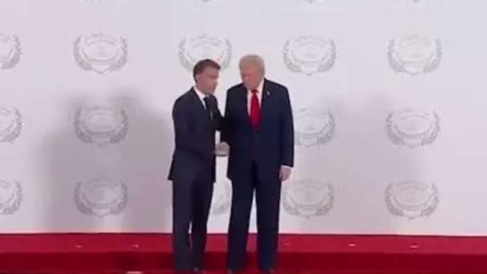 Gazze Zirvesi'nde ilginç anlar! Donald Trump ve Emmanuel Macron kol güreşi yaptılar!