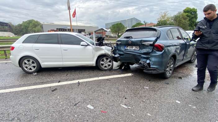 Kocaeli'de feci kaza! 5 otomobil birbirine girdi, trafik kilitlendi