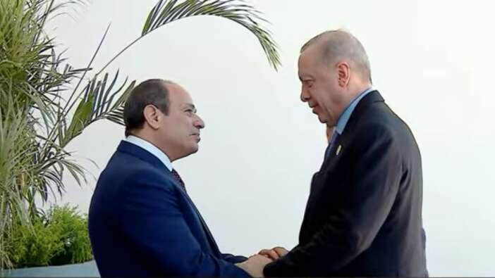 Sisi’den özel jest! Cumhurbaşkanı Erdoğan’ı aracının önünde karşıladı: Mısır’da tarihi Gazze zirvesi başladı