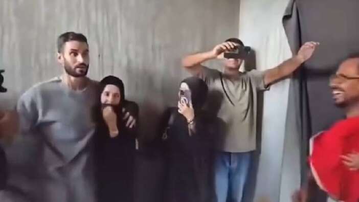 Kalemimden vazgeçmeyeceğim! Filistinli gazeteci ailesiyle gözyaşları içinde buluştu