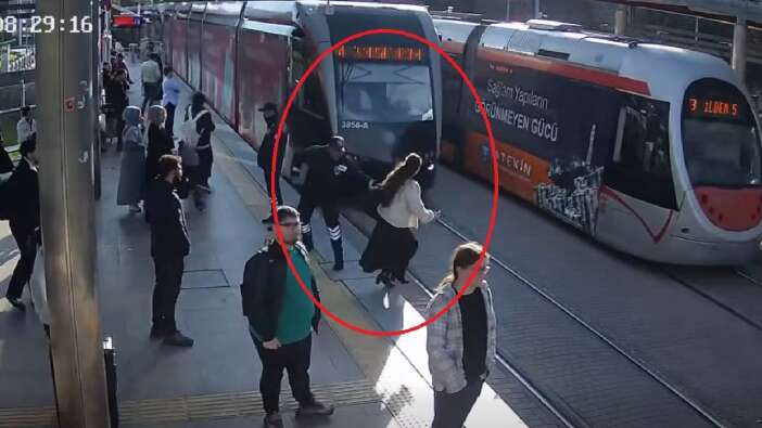 Saniyelerle kurtuluş... Kulaklığı takılıydı! Tramvayın önüne böyle atladı, güvenlik son anda kurtardı