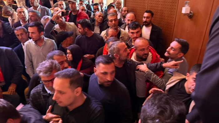 CHP’de olaysız gün yok! Malatya Kongresi’nde yumruklar havada uçuştu: Çevik kuvvet zor ayırdı