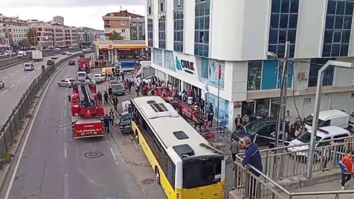 İstanbul’da feci kaza! İETT otobüsü durağa daldı: Yaralılar var