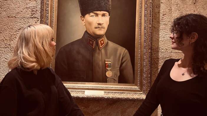 Atatürk fotoğrafı önünde LGBT propagandasına tepki yağdı! “Sapkınlığınıza Atatürk’ü karıştırmayın”