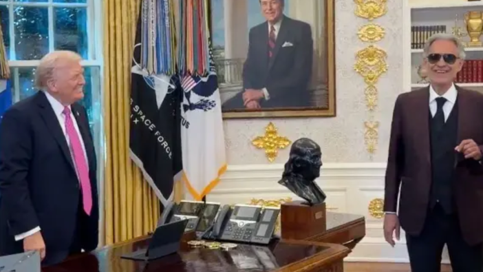 Beyaz Saray'da özel buluşma! Zelensky zirvesi öncesi Bocelli Trump'a Oval Ofiste şarkı söyledi!