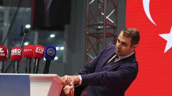 CHP İzmir İl Kongresi’nde şok anlar! Tek aday Çağatay Güç kürsüde fenalaştı