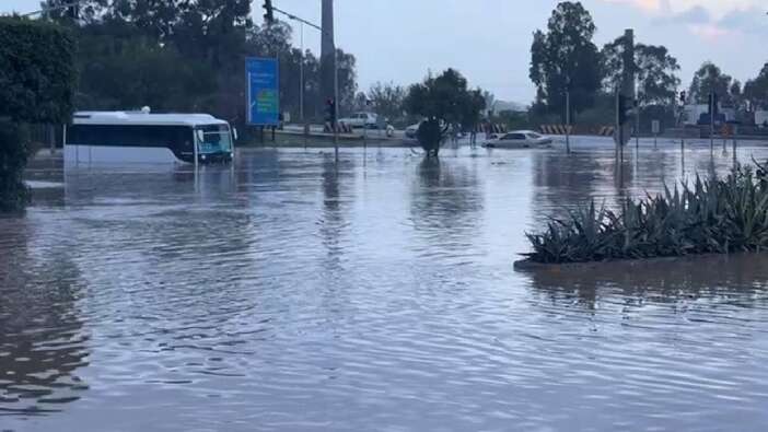 Hatay’da sel ve hortum kabusu! Toprakkale-İskenderun otoyolu kapandı, caddeler göle döndü