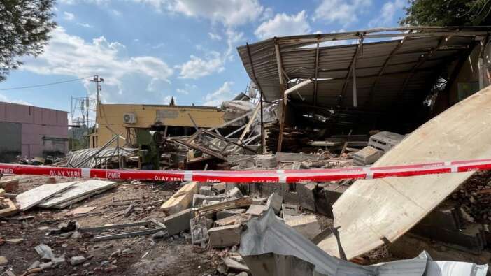 İzmir Bayraklı'da korkutan patlama: Ev yıkıldı, yaralılar var!