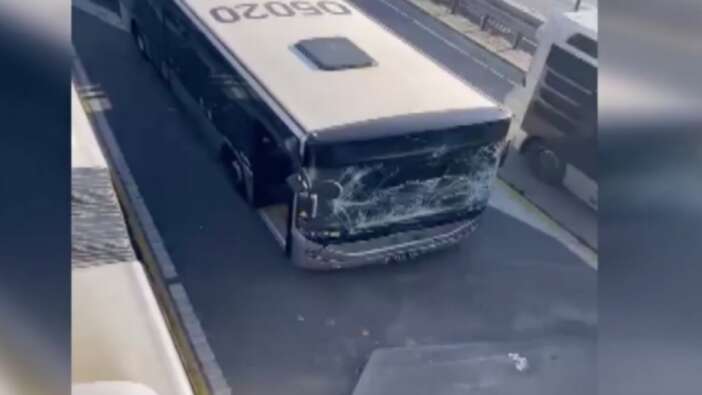 Metrobüs durağında korku dolu anlar! Sefaköy'de iki metrobüs çarpıştı