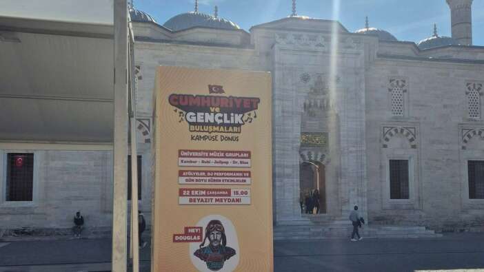 Beyazıt Camii yanında konser tepki çekti! Vatandaşlardan protesto çağrısı
