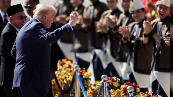 Kırmızı halıda Trump şovu! ABD başkanının dans anları viral oldu