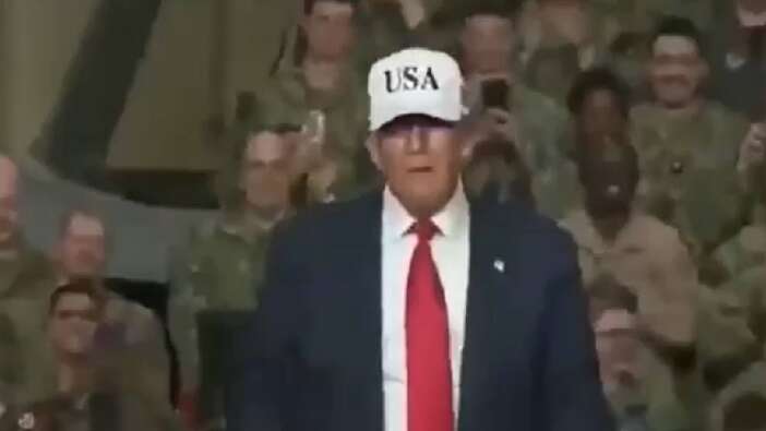 Trump Japonya’da pisti salladı! ABD Donanması önünde dans etti, sosyal medya yıkıldı