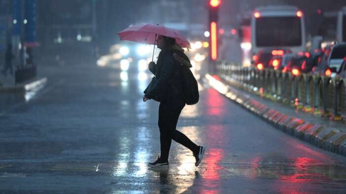 Meteoroloji’den alarm! Bakanlıktan 17 il için uyarı: “Çatılar uçabilir, yollar kapanabilir!"