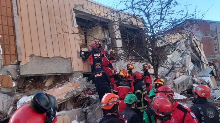 Çalışmalar yoğunlaştı... Gebze'de yıkılan binanın enkazındaki 5 kişilik aile aranıyor! İçişleri Bakanı Ali Yerlikaya son durumu açıkladı