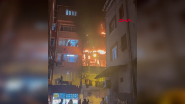 İstanbul'da facia! Beyoğlu'nda bir apartman cayır cayır yandı!