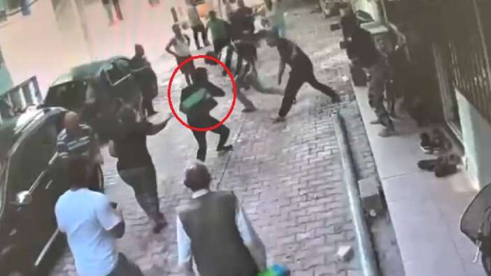 Hatay’da motosiklet kavgası kanlı çatışmaya dönüştü: Kaldırım taşları havada uçtu