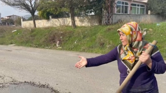 Yine CHP belediyeciliği! Yol köstebek yuvasına döndü betonu vatandaş döktü!