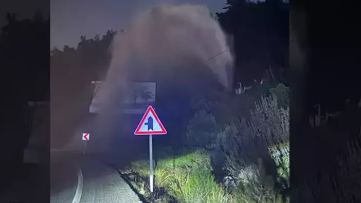 Bodrum’da isale hattı patladı! Tonlarca su metrelerce havaya fışkırdı, trafik kilitlendi!