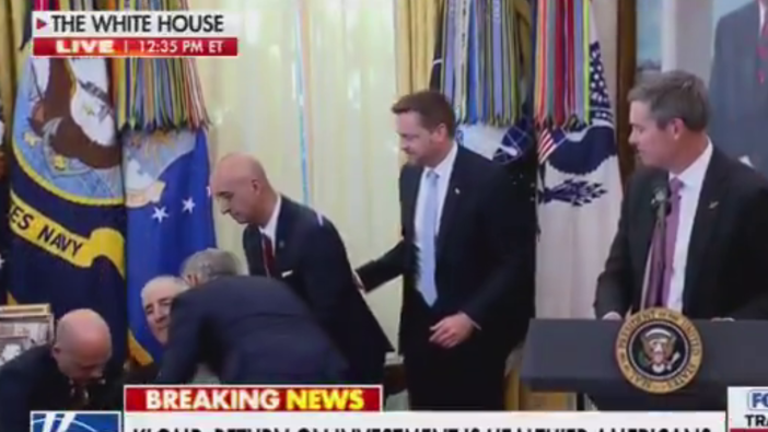 ABD'de korku dolu anlar! Trump'ın basın toplantısında fenalaştı! İlk müdahale Dr. Öz'den!
