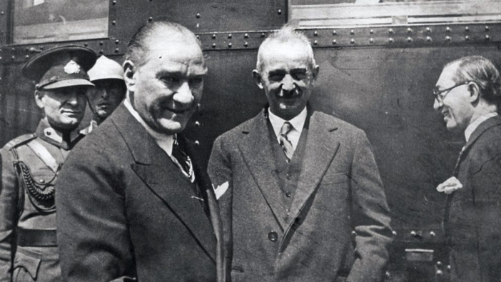 1940-1950 yılları arası 10 Kasım 'Milli Matem' iken 11 Kasım nasıl 'Mesut Bir Yıldönümü' olarak kutlandı? Tarihçi Erhan Afyoncu, bu dönemin gazete manşetleri ve resmi törenlerle nasıl şekillendiğini anlat