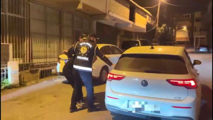 Başrolde yine çocuklar var... İş yerlerine kurşun yağdıran suç örgütüne darbe: Silahlar ele geçirildi