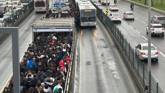 Avcılar'da arızalanan metrobüs yoğunluğa neden oldu