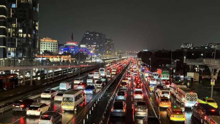 İstanbul’da akşam trafiği ve yağmur sonrası yoğunluk yüzde 89'u buldu
