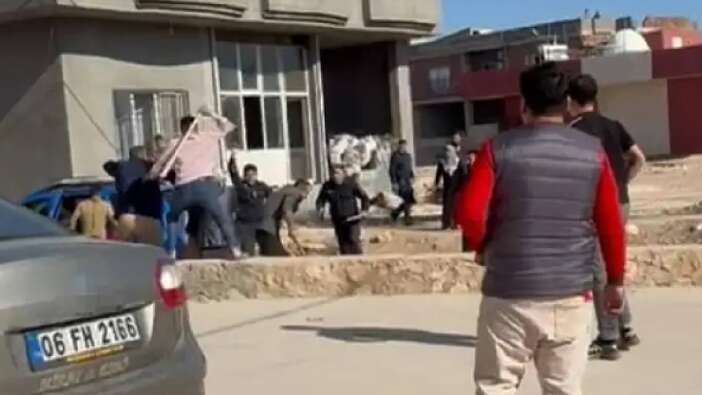 Mardin'de iki aile arasında sokak savaşı çıktı!  Sopalar havada uçuştu, 6 kişi yaralandı: Jandarma havaya ateş açtı