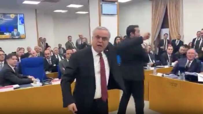 CHP'de büyük patlama: Milletvekili Çakır Halk TV krizi nedeniyle kendi partisini protesto etti!