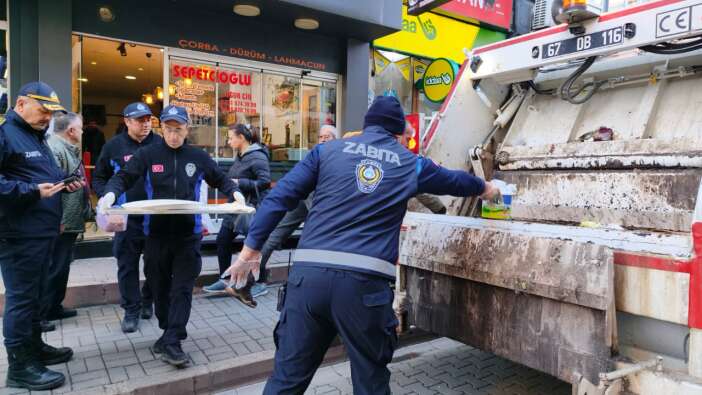 Zonguldak’ta pide imalathanesinde mide bulandıran manzara: Bozuk et ve küfle satış yapmışlar