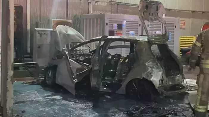 Esenyurt’ta Elektrikli Otomobil Şarj Sırasında Patladı! Araç Alev Topuna Döndü