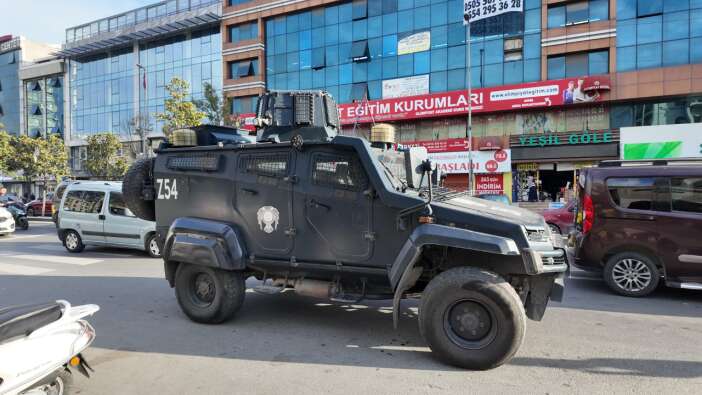 Esenyurt'ta korkutan anlar! Otel önüne el bombası atıldı! Polisler alarmda