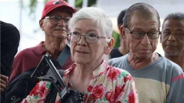 Venezuela'da halka silah dağıtıldı! ABD işgal söylemlerine karşı milis güçler harekete geçti