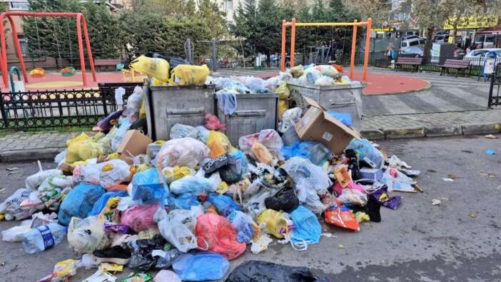 Maltepe’de çöp krizi büyüyor: İşçiler iş bıraktı, sokaklar çöp dağlarıyla kaplandı